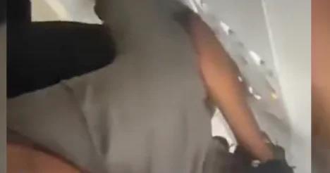 Блогер и комик подрались на борту самолета в Нигерии ВИДЕО