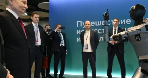 Robot Putinin qarşısında rəqs elədi