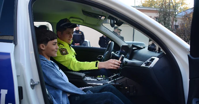 Uşaq evinin sakinləri polis şöbəsinə ekskursiya ediblər FOTO
