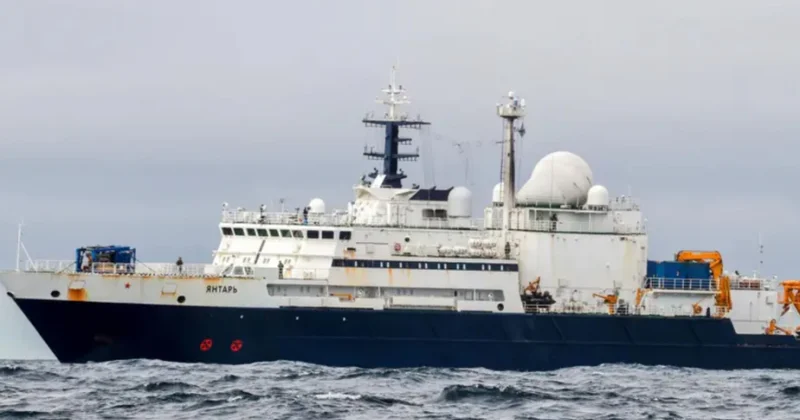 Rusiya kəşfiyyat gəmisi britaniyalı pilotların fəaliyyətini pozmaq üçün lazerdən istifadə edib