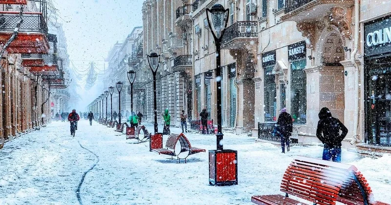 Bakıda qarlı havalara görə hazırlıq başladı FOTO