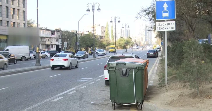 Коммунальная война: в Баку мусорные контейнеры перекрыли автобусную полосу