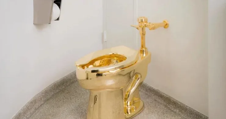 100 kiloqramlıq qızıl unitaz 12 milyon dollara satıldı