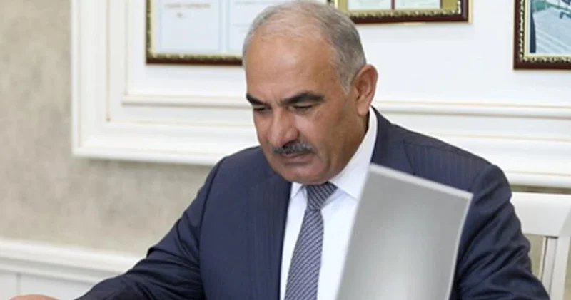 Talıbovların keçmiş ortağı Dövlət Agentliyinə 60 min manatlıq qum qırmadaş satacaq