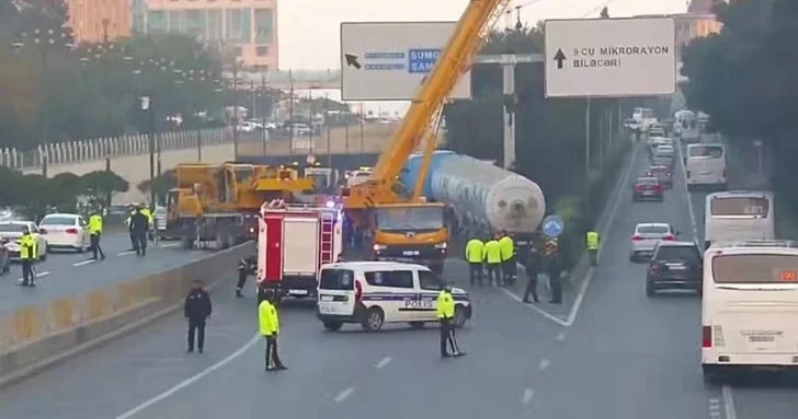 ДТП парализовало движение на одной из главных магистралей Баку