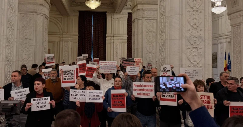 Buxarestdə parlament işçiləri əməkhaqlarının azaldılmasına qarşı etiraz ediblər