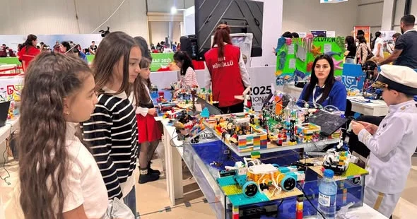 Paytaxt məktəbliləri SAF 2025 də