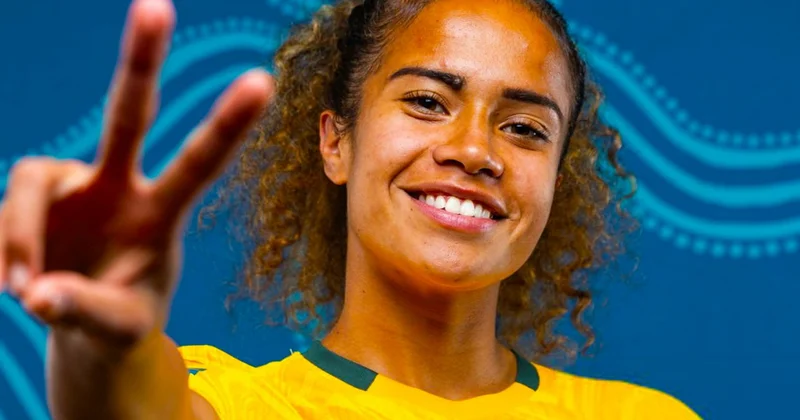 İrqçilik skandalı: Qaradərili futbolçu gül buketi gözləyərkən ona banan verdilər FOTO