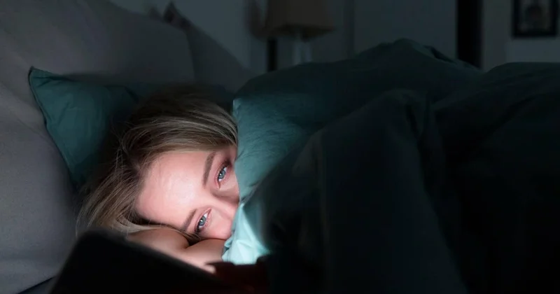 Qaranlıqda telefona baxanlara xəbərdarlıq Bu hormonun ifrazı zəifləyir