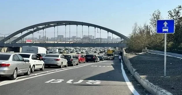 “Saat rejimi olmasa, gecə də hərəkət çətin olacaq” Sürücülər avtobus zolağından şikayətçidir