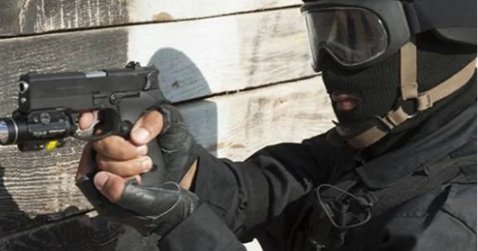 Polis əlində iki bıçaq olan 12 yaşlı kar qızı güllələdi