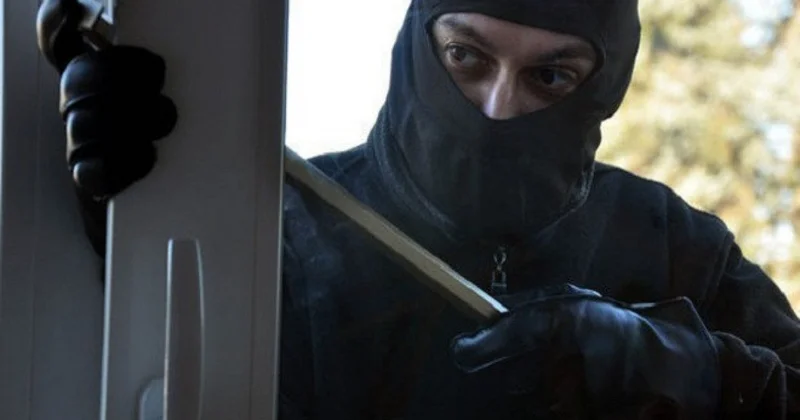 Şəmkirdə ev sahibini hədələyərək pulunu ələ keçirən 15 və 18 yaşlı iki nəfər saxlanılıb