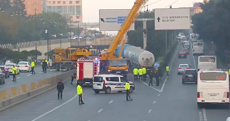 Bakıda qəza oldu Bu yollar bağlandı