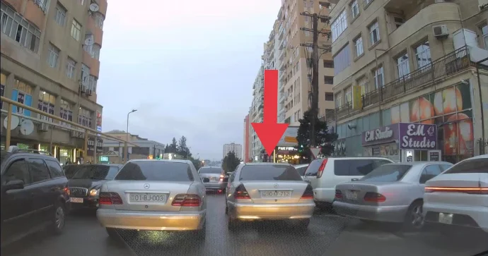 Maşını yolun ortasına atıb gedən sürücü digər avtomobillərə maneə yaratdı VİDEO