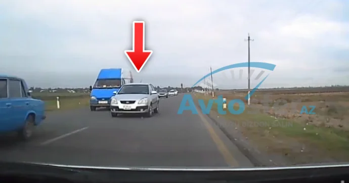 Sürücü 60 lıq yolda sürət artırıb maşınları ötdü, təhlükə yaratdı 77 BM 560 ANBAAN VİDEO
