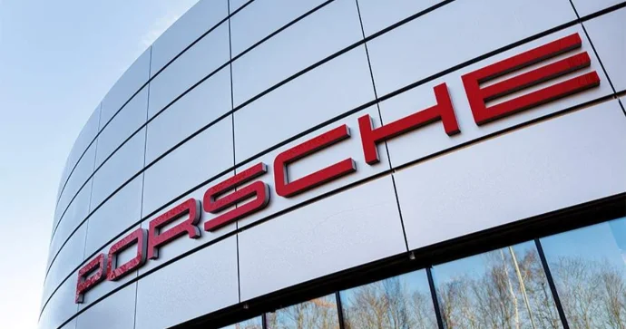 Ölkəyə yaşlı qadının adına 400 ədəd Porsche gətirilib