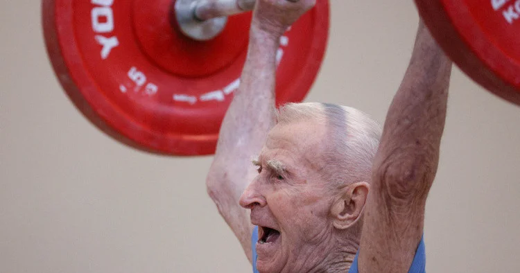 93 yaşlı baba kubok qazandı VİDEO