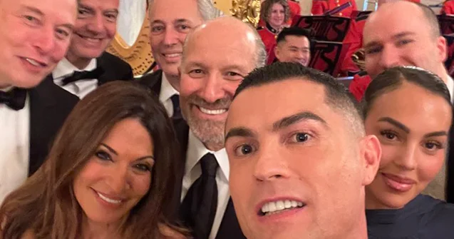Ronaldo Ağ Evdə onlarla selfi çəkdi Foto