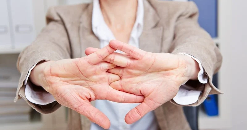 Barmaqları “sındırmaq” ziyanlıdırmı? Vacib məlumat KONKRET