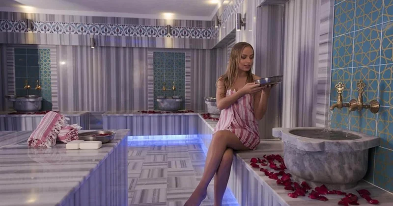 Bizim hamamda xanımlar açıq saçıq geyinmirlər