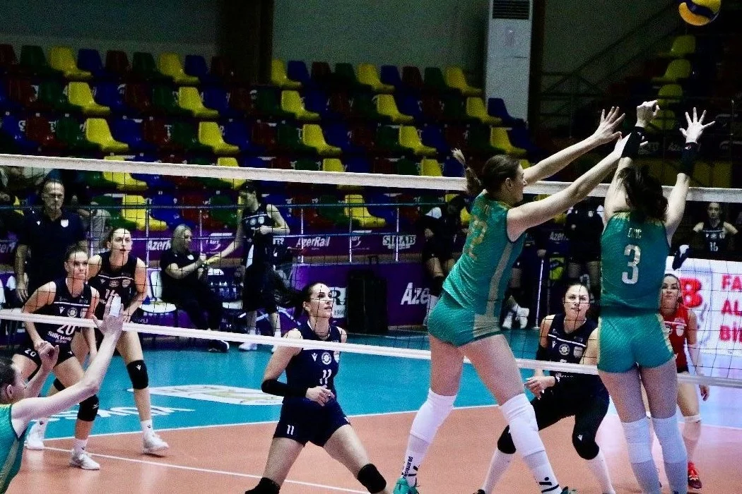 Qadın voleybolçular arasında ilin son oyunları baş tutdu