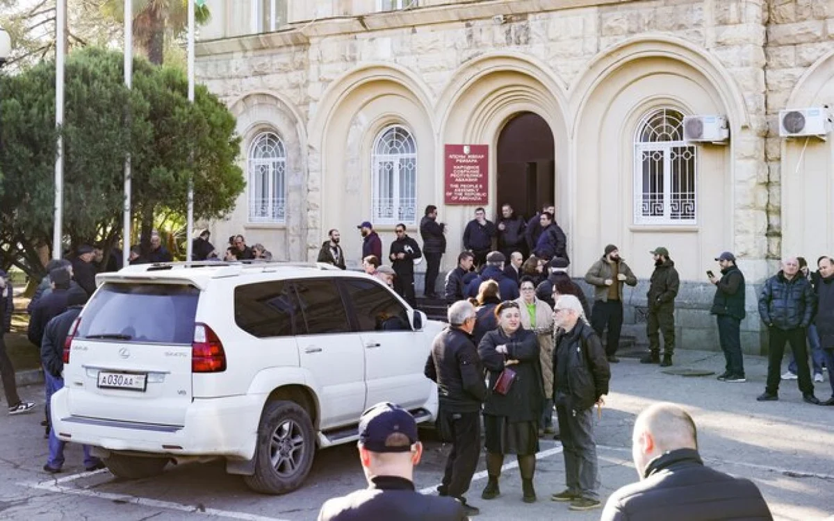 Abxaziyada parlament binası yaxınlığında atışma Deputatlar yaralandı Yeni Çağ Media