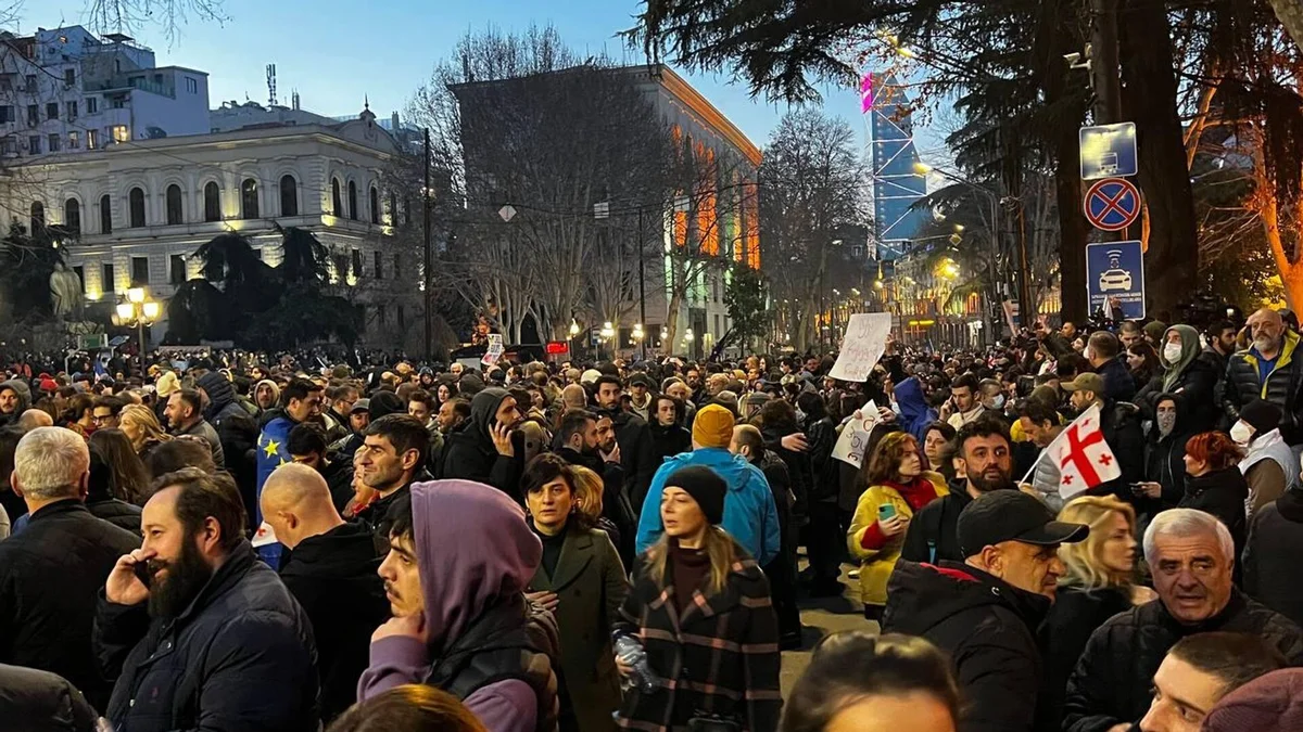 Tbilisidə yürüşü keçirilir: Etirazçılar parlamentə doğru irəliləyirlər