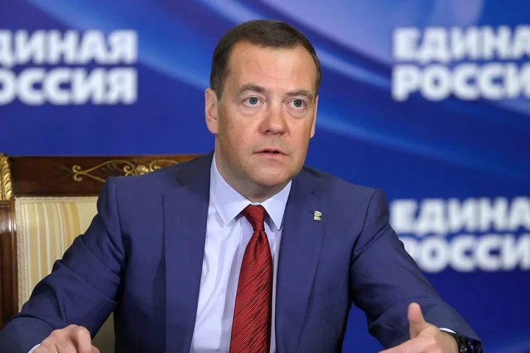 Medvedev britaniyalı jurnalistləri ölümlə hədələdi: “Londonda çox şeylər baş verir”