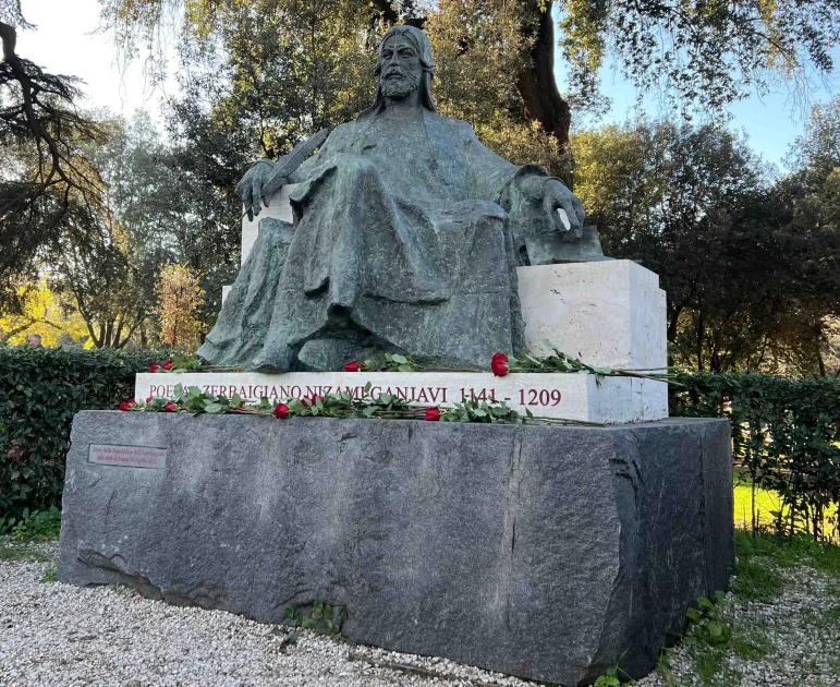 Azərbaycan nümayəndə heyəti Romada Nizami Gəncəvinin abidəsini ziyarət edib FOTO Doğru Xəbərlər