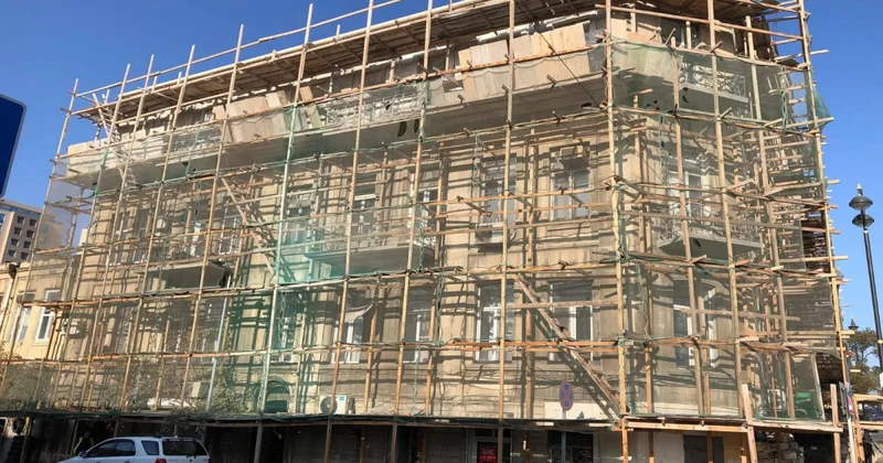 Bakıda tikinti zamanı ziyan dəyən abidənin dam örtüyü bərpa edilir