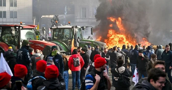 Brüsseldə polis və fermerlər arasında toqquşma Avropa İttifaqının önü döyüş meydanı na çevrildi