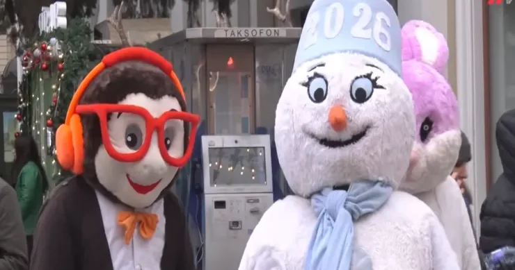 Bakıda cəmi 4 “Şaxta baba” və “Qar qız” var VİDEO