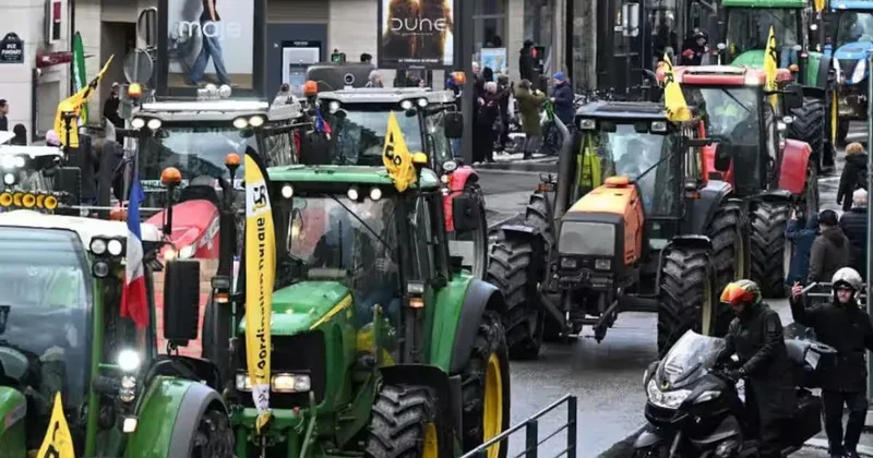 Fransız fermerlər Makronun evini traktorlarla mühasirəyə aldı VİDEO