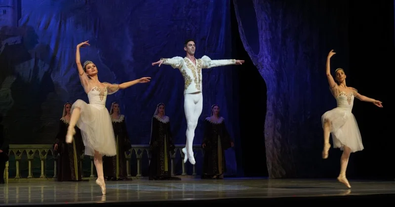 Qu gölü baleti Mariinskiy teatrının aparıcı solistləri tərəfindən ifa olundu FOTO