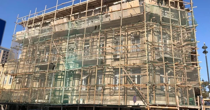 В Баку спасают историческое здание от неудачной реставрации