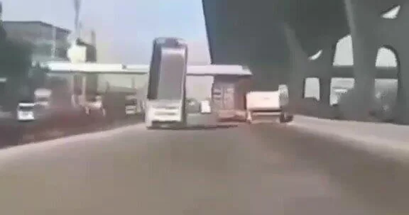 Грузовик снес пешеходный переход в Таиланде ВИДЕО