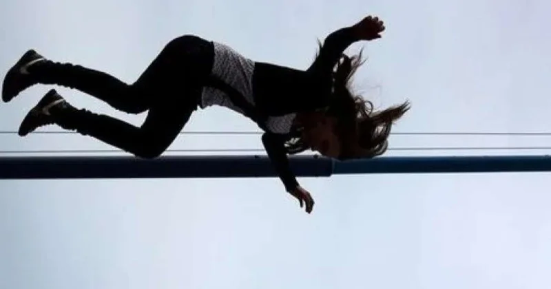 Daha bir yeniyetmə hündürmərtəbəli binadan yıxıldı