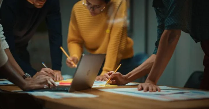 Bank marketinq agentliyi xidmətləri satın alır