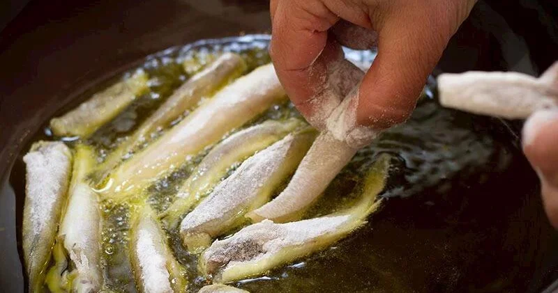 Balıq qızardarkən qoxunun yayılmasının qarşısını alan 5 təsirli üsul