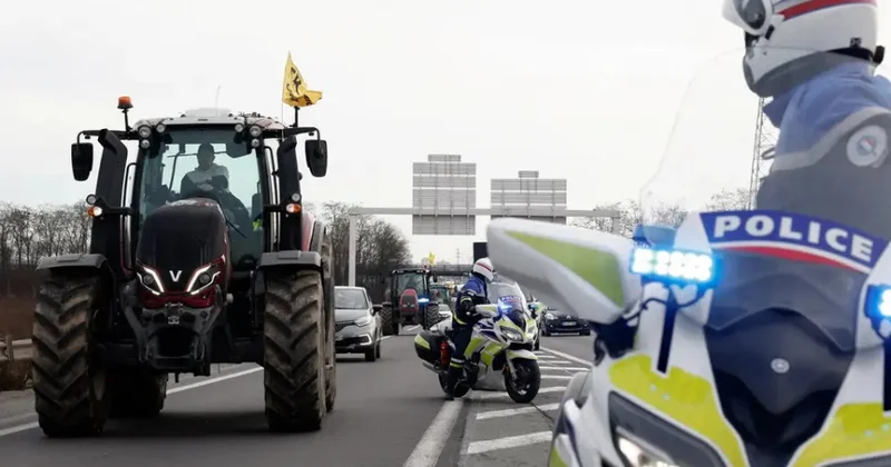 Fransalı fermerlər Makronun iqamətgahı qarşısında etiraz aksiyası keçiriblər