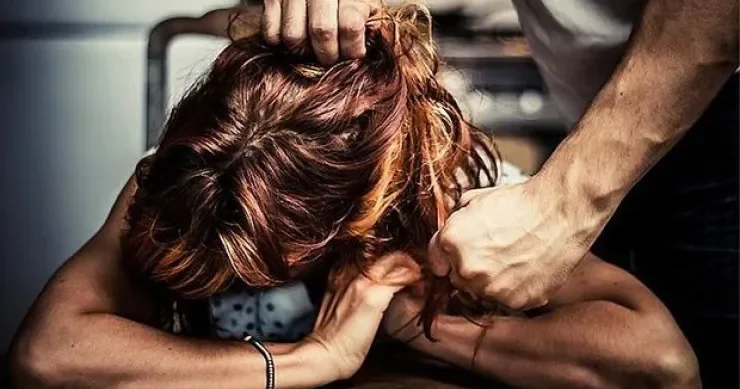 Gecəyarı Rusiyadan gəldi, arvadını yerə yıxıb sürüdü