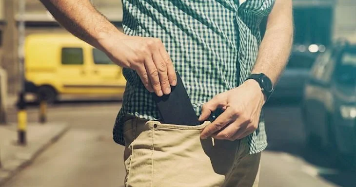 Əldə telefonla gəzmək zərərlidir Xəbərdarlıq