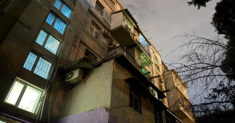 В Баку сносят незаконную пристройку к жилому дому Minval Politika