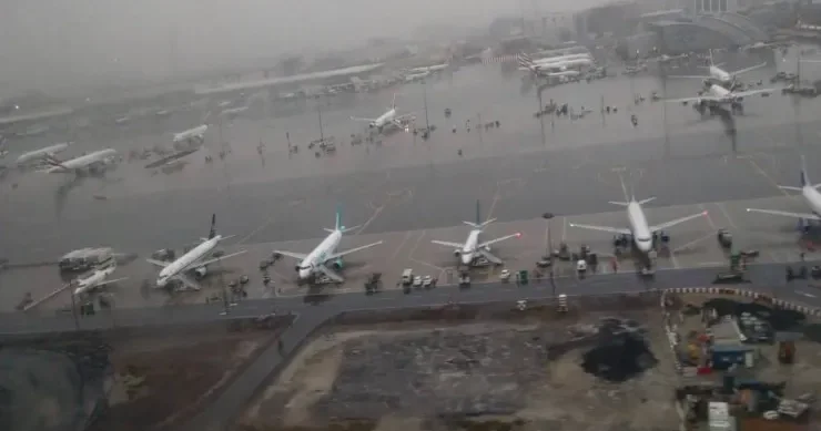 Dubayda 200 dən çox uçuş təxirə salındı