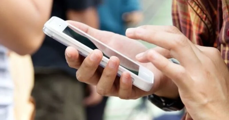 Mobil telefonunda qumar oynayan şəxs cərimələndi