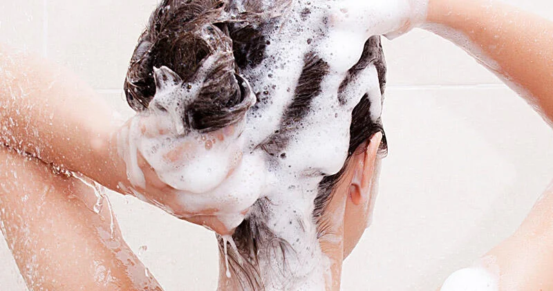 Saçını tez tez yuyanlara pis xəbər Mütəxəssislər xəbərdarlıq edir
