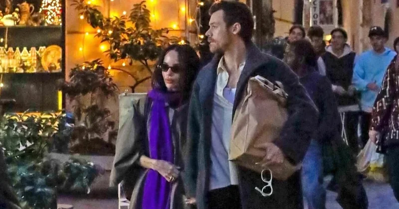 Herri Stayles sevgilisi ilə əl ələ....