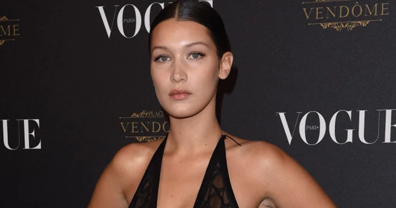 Белла Хадид в плаще и шляпе снялась с возлюбленным ФОТО