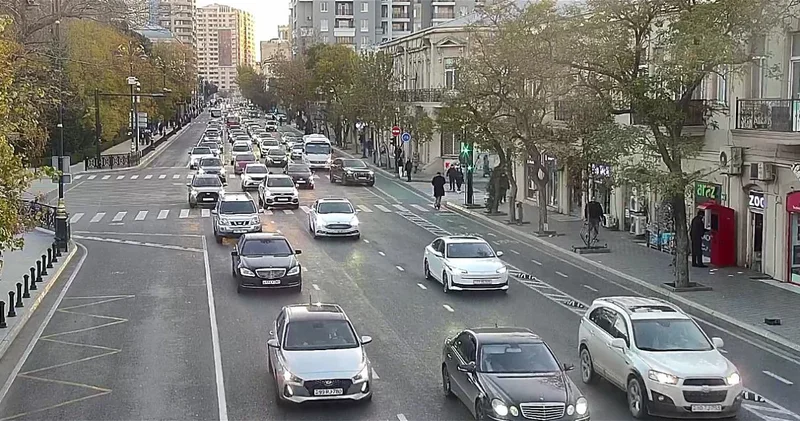 В Баку на ряде улиц и проспектов затруднено движение транспорта ФОТО