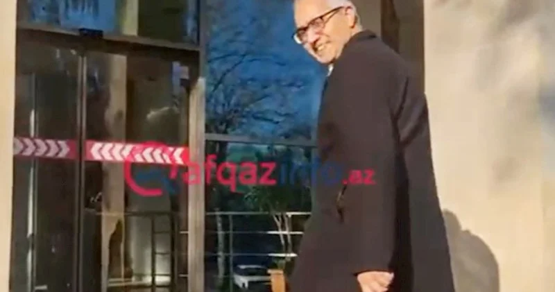 Kamran Əsədov məhkəməyə iclasına gülərək daxil oldu VİDEO